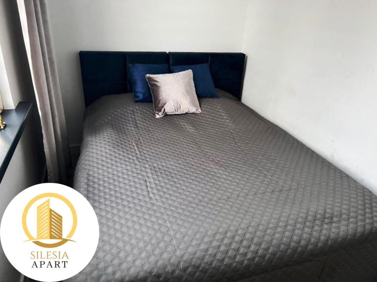 Apartament Granatowy Tychy Esterno foto