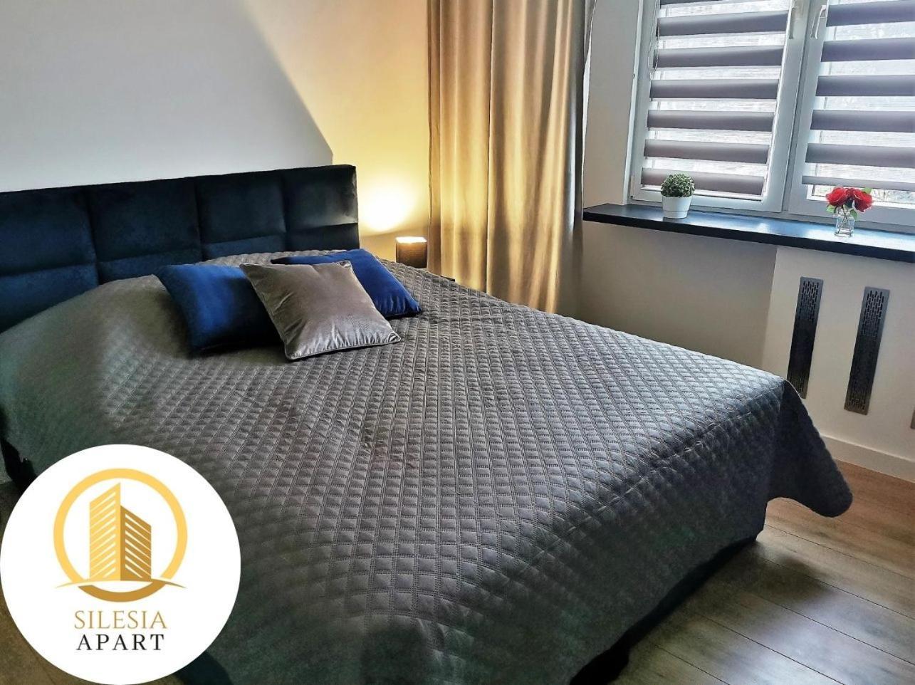 Apartament Granatowy Tychy Esterno foto